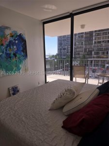 Comprar apartamento no Brickell Place B504