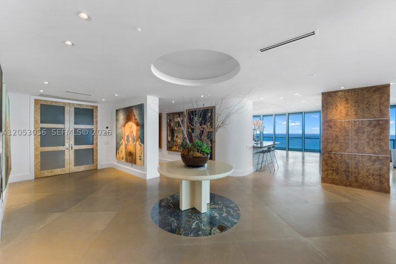 Condo for sale at Continuum I South 2905