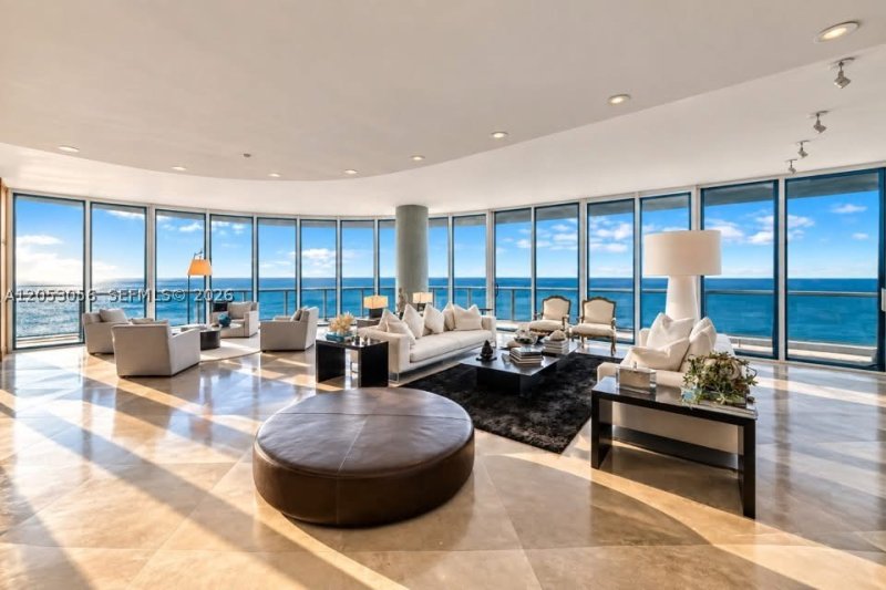 Condo for sale at Continuum I South 2905