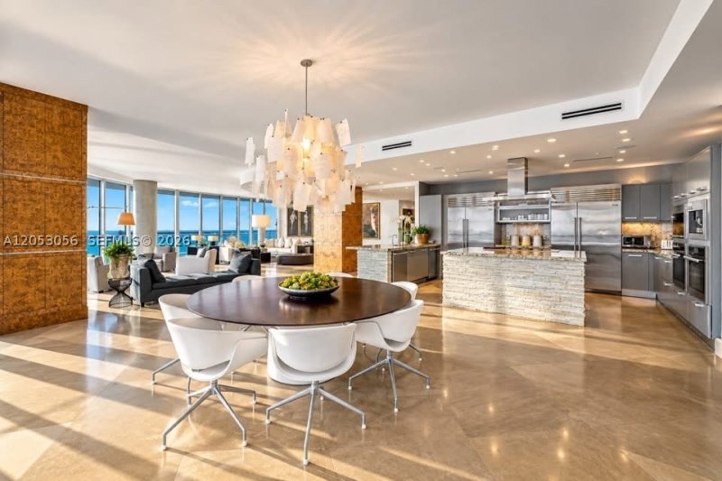Condo for sale at Continuum I South 2905