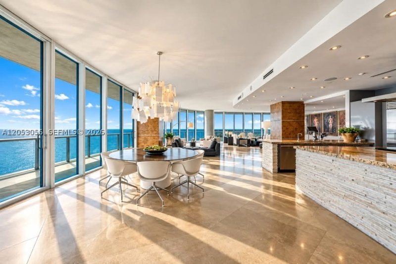 Condo for sale at Continuum I South 2905