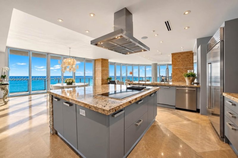 Condo for sale at Continuum I South 2905