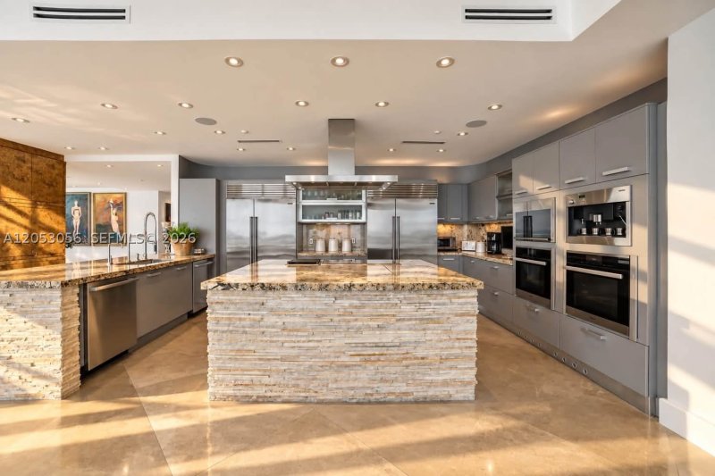Condo for sale at Continuum I South 2905