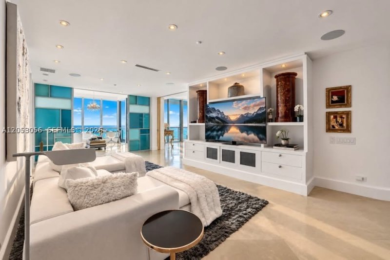 Condo for sale at Continuum I South 2905