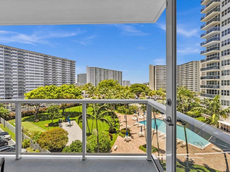 Condo for sale at Coral Ridge Towers East 516
