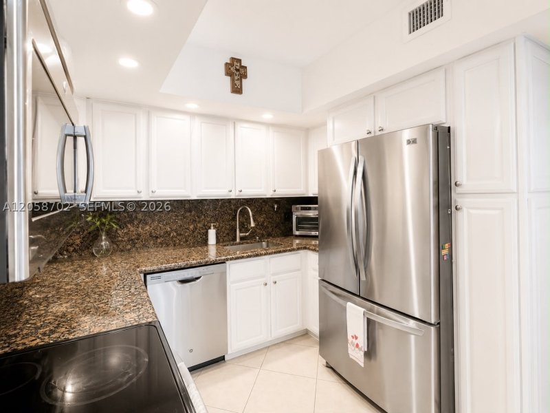 Apartment for rent at 5600 Collins 17U