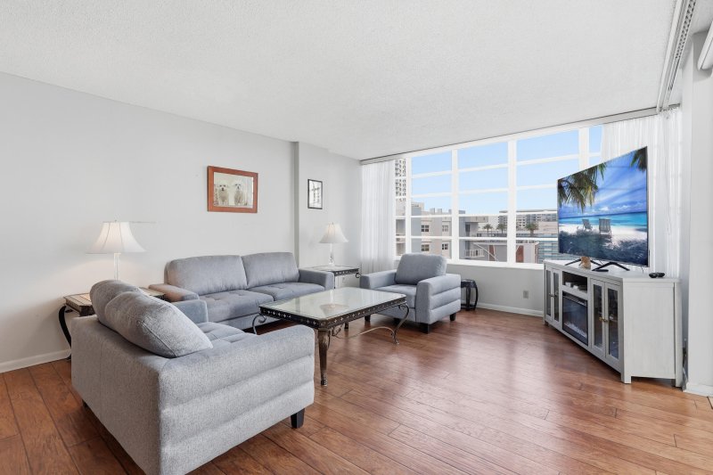 Condo for sale at Imperial Towers PH 1