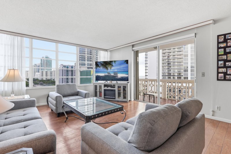 Condo for sale at Imperial Towers PH 1