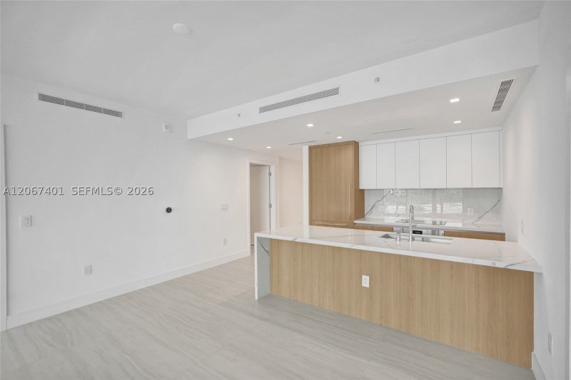 Condo for sale at One Park Tower by Turnberry 208