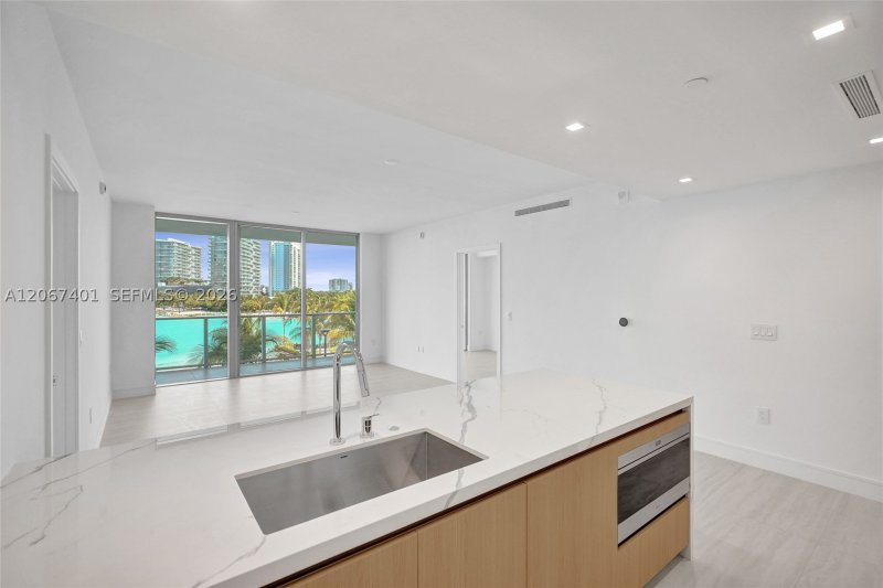 Condo for sale at One Park Tower by Turnberry 208