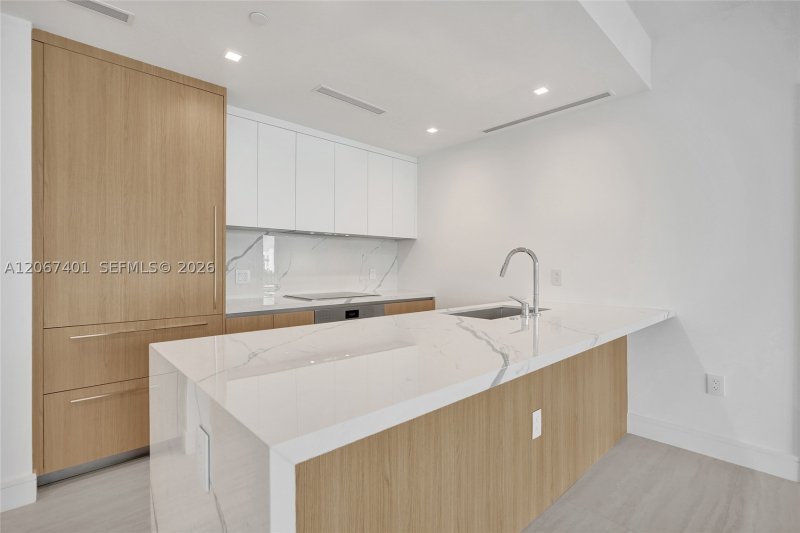 Condo for sale at One Park Tower by Turnberry 208