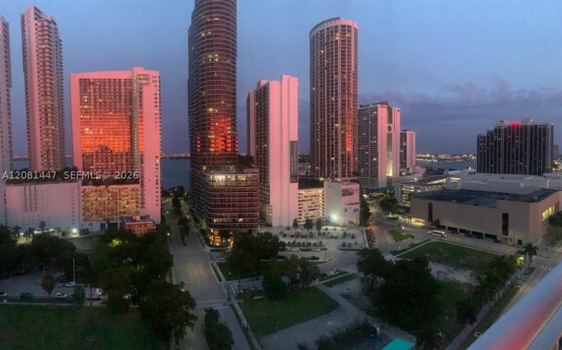 Apartment for rent at 1800 Biscayne Plaza 1907