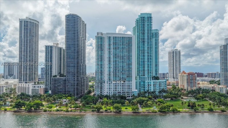Condo for sale at 1800 Club 612