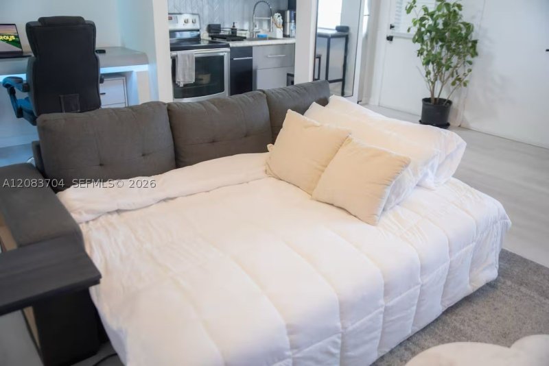 Apartment for rent at Bayshore Yacht Tennis Club 1016