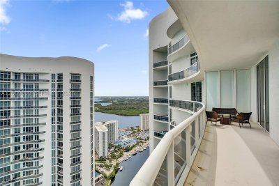 Comprar apartamento no Trump Tower One 4102
