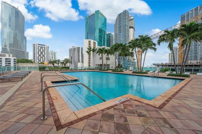 Comprar apartamento no Brickell on the River North 409