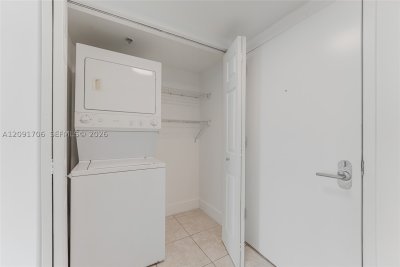 Comprar apartamento no Brickell on the River North 409