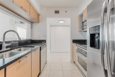 Comprar apartamento no Brickell on the River North 409