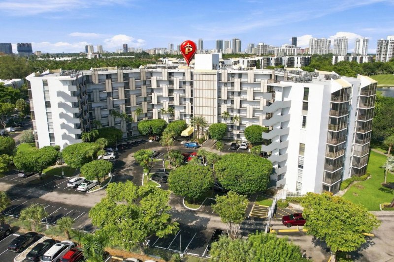 Condo for sale at Biscaya 609