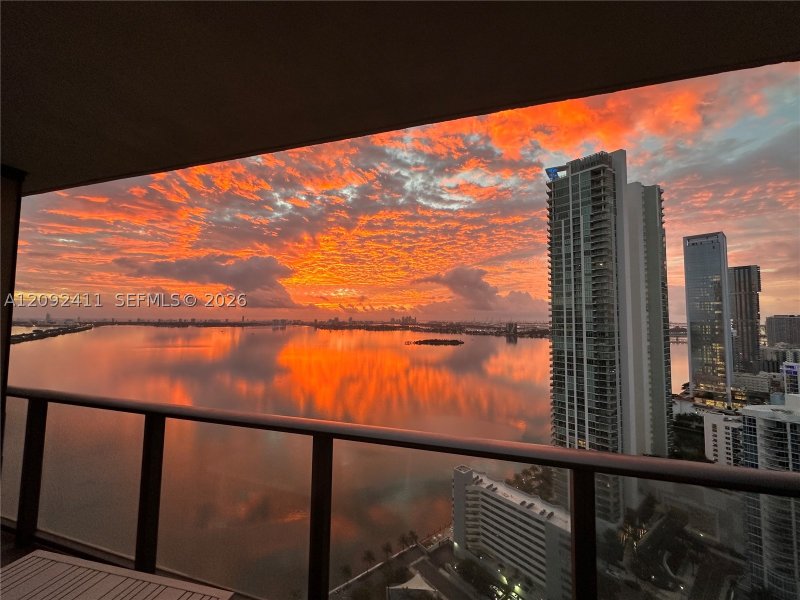Comprar apartamento no Paraiso Bay Miami 3302