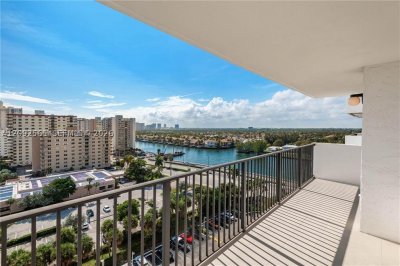 Comprar apartamento en The Summit 1206S