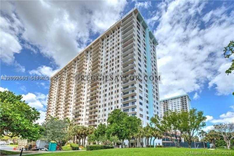 Condo for sale at The Summit 1206S