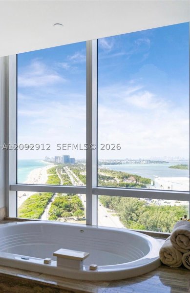 Comprar apartamento no Trump Tower Three 2006