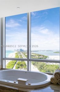 Comprar apartamento no Trump Tower Three 2006
