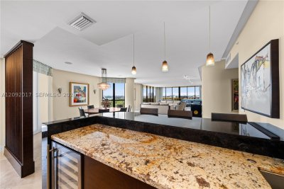 Comprar apartamento no Bal Harbour Tower Condo 9J