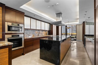 Comprar apartamento no Bal Harbour Tower Condo 9J