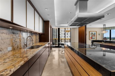 Comprar apartamento no Bal Harbour Tower Condo 9J