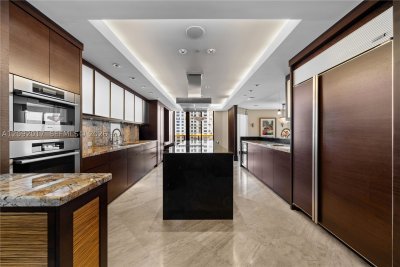 Comprar apartamento no Bal Harbour Tower Condo 9J
