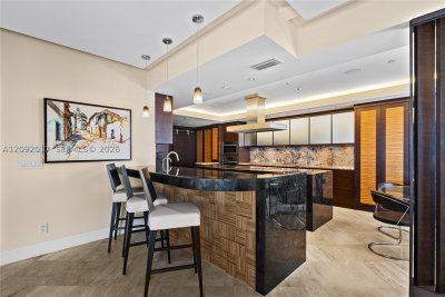 Comprar apartamento no Bal Harbour Tower Condo 9J