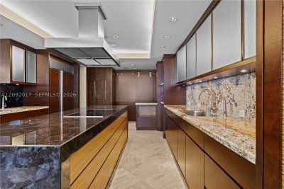 Comprar apartamento no Bal Harbour Tower Condo 9J