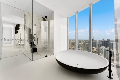 Comprar apartamento no Aston Martin Residences 5801C