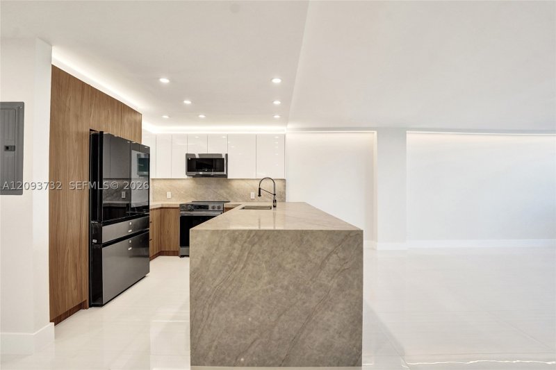 Apartment for rent at Trafalgar Towers 1205