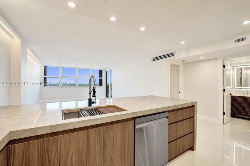 Apartment for rent at Trafalgar Towers 1205