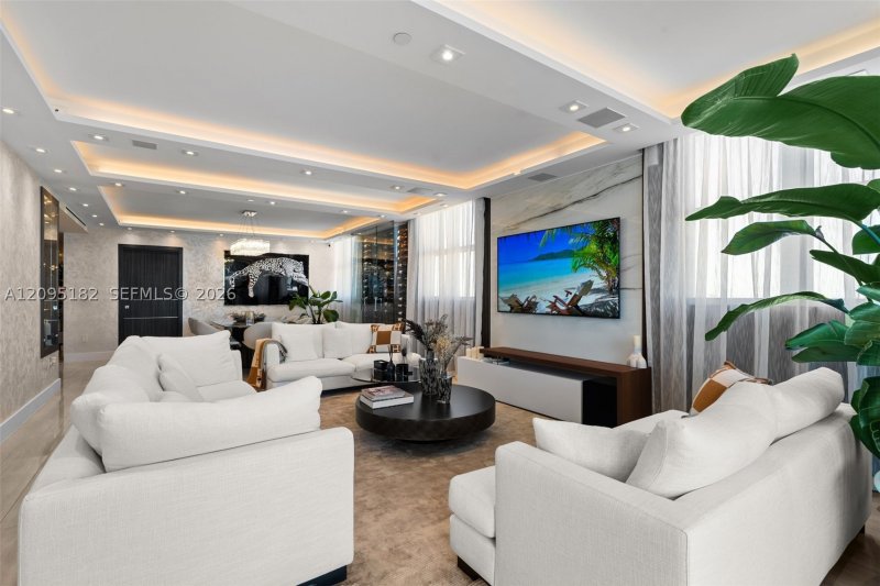 Condo for sale at Peninsula II 2001