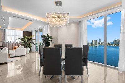 Comprar apartamento no Peninsula II 2001