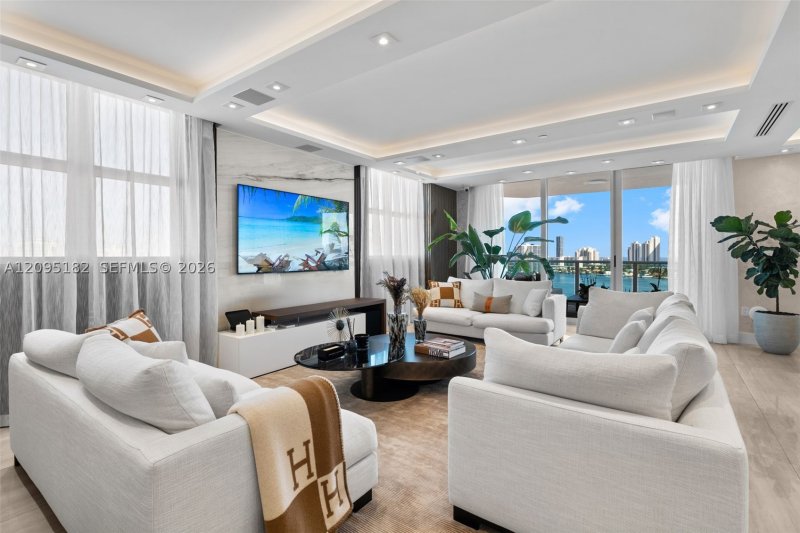 Condo for sale at Peninsula II 2001