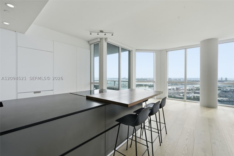Comprar apartamento no Vizcayne Everglades On The Bay 4103