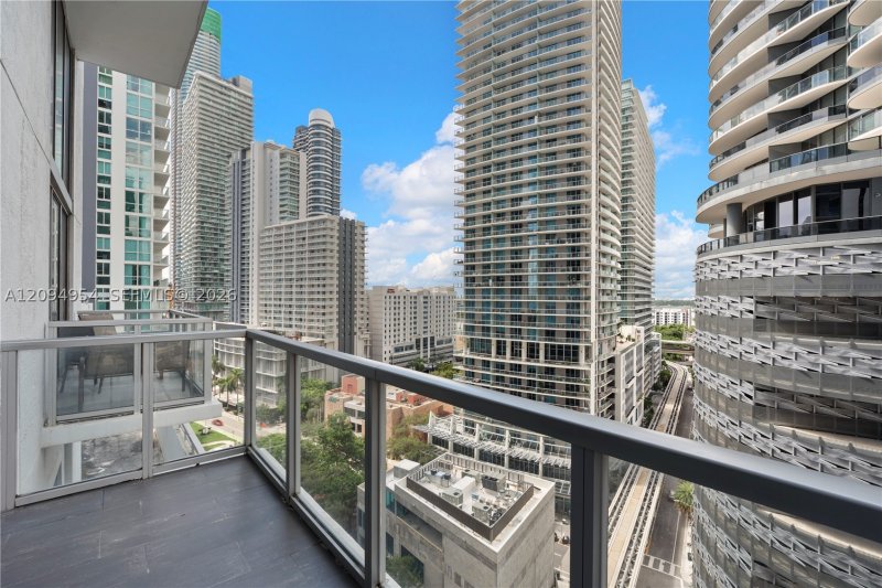 Apartment for rent at Avenue on Brickell 1050 Tower 1418