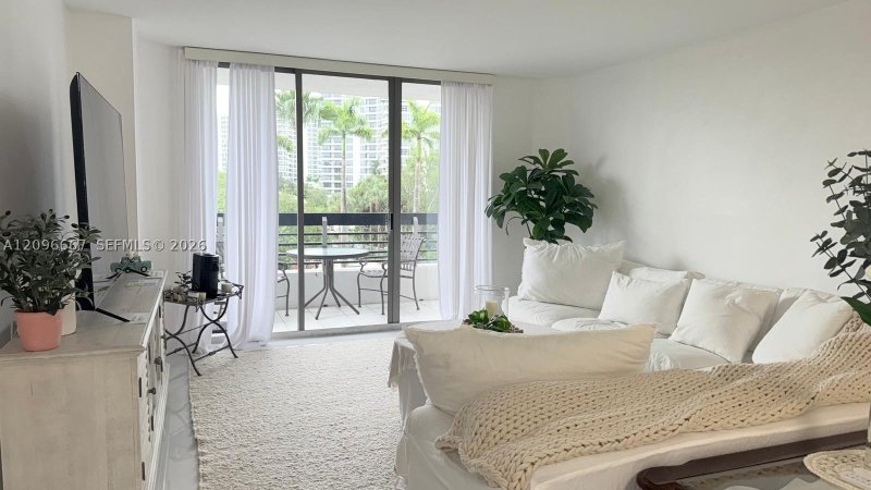 Condo for sale at Mystic Pointe 600 410