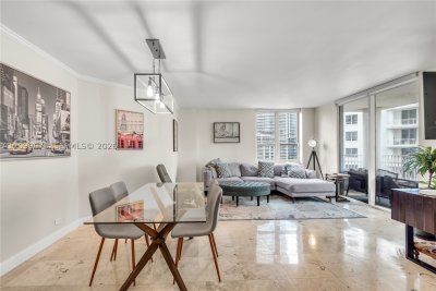 Comprar apartamento no Courvoisier Courts 1004