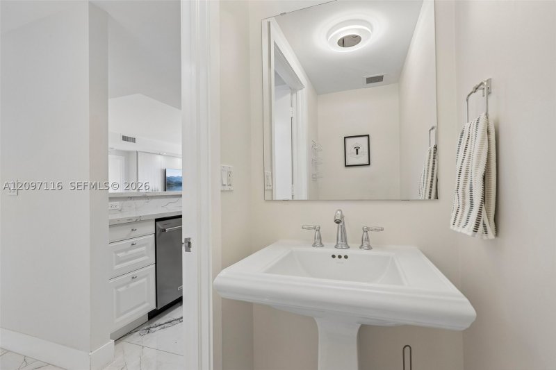 Comprar apartamento no Ritz Carlton Coconut Grove 605