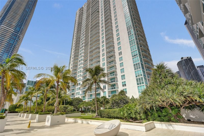 Aluguel de apartamento no The Plaza Tower II 1106