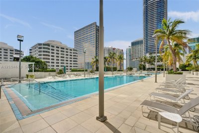 Aluguel de apartamento no The Plaza Tower II 1106