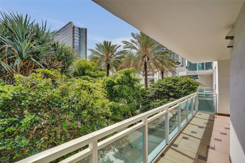 Aluguel de apartamento no The Plaza Tower II 1106