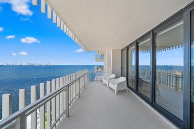 Comprar apartamento no Grove Isles Tower III C1701
