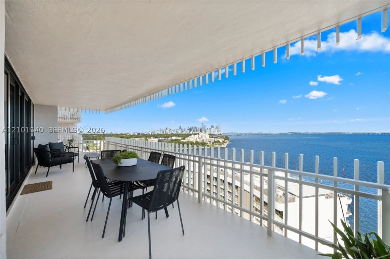 Comprar apartamento no Grove Isles Tower III C1701